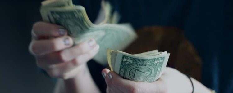 Câmbio: Dólar cai com expectativa de novos acordos dos EUA