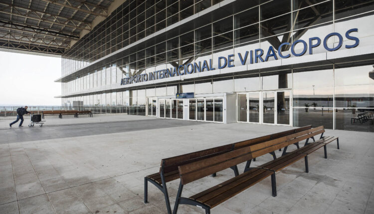 A imagem mostra a fachada do Aeroporto Internacional de Viracopos, com um grande letreiro em letras azuis que diz