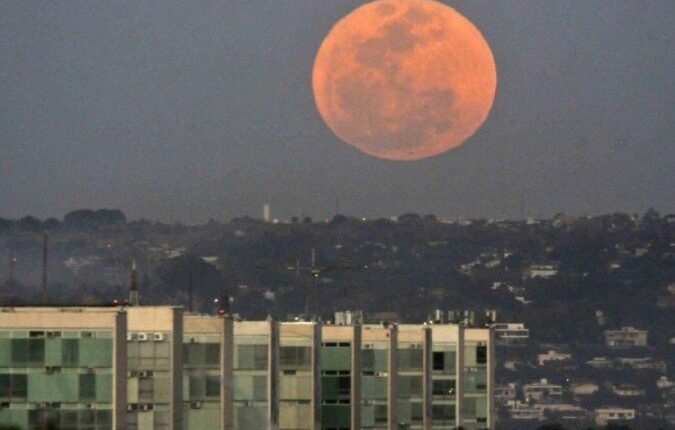 A superlua poderá ser vista em Brasília a partir das 20h - (crédito: Minervino Júnior/CB/D.A.Press)