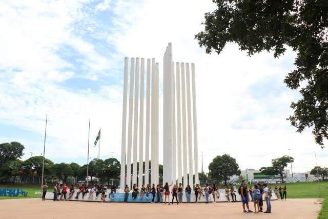 UFMS abre 42 vagas para professor substituto com salários até R$ 4,3 mil