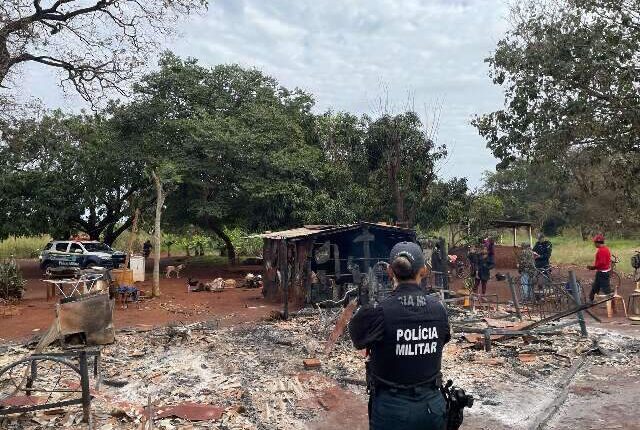 Homem embriagado ateia fogo em casa para tentar matar a própria mãe em Dourados