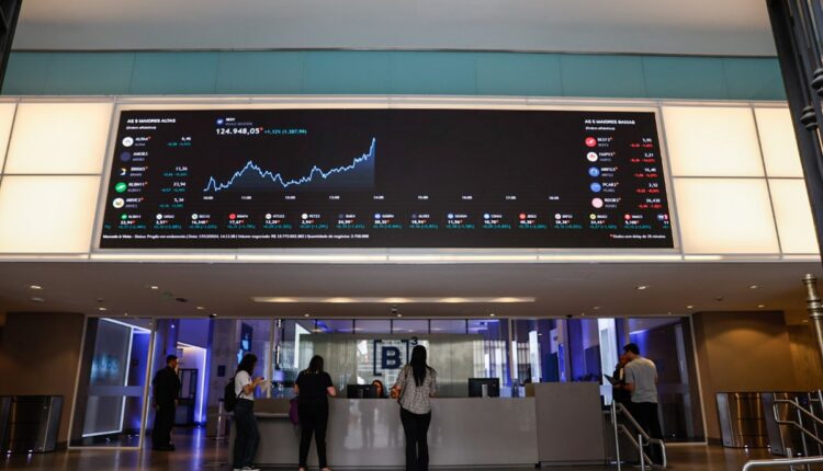 Ibovespa perde os 138 mil pontos de olho em tarifa dos EUA sobre o Brasil | Finanças