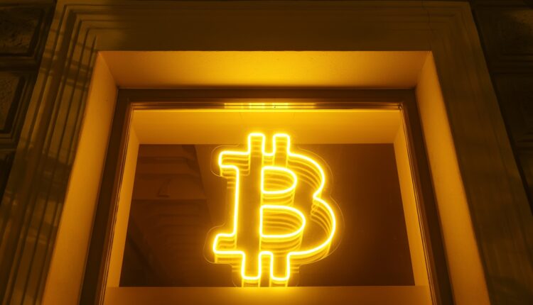 Bitcoin rompe US$ 120 mil pela 1ª vez com “Semana Cripto” nos EUA; entenda