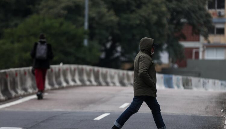 Avanço de frente fria, chuva forte e redução da temperatura: confira a previsão do tempo para a semana no RS