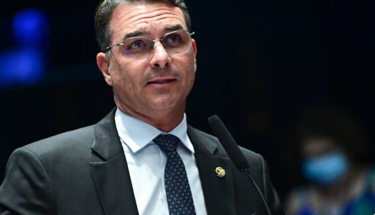 Flávio Bolsonaro condena demissão de Washington Reis; Bacellar reage e ameaça desistir de candidatura