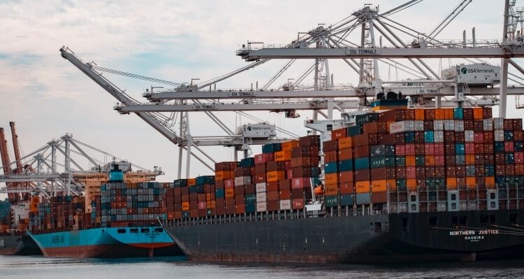Exportações da China ganham impulso em junho com aceleração dos embarques e trégua com os EUA
