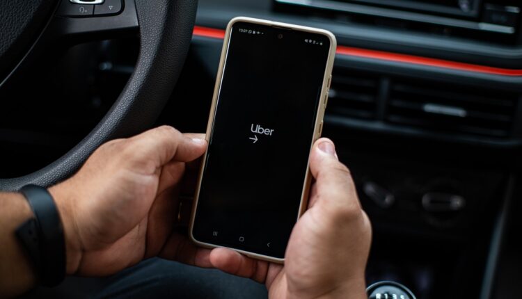 Uber nega responsabilidade após motorista ser acusado de se masturbar durante viagem com passageiras