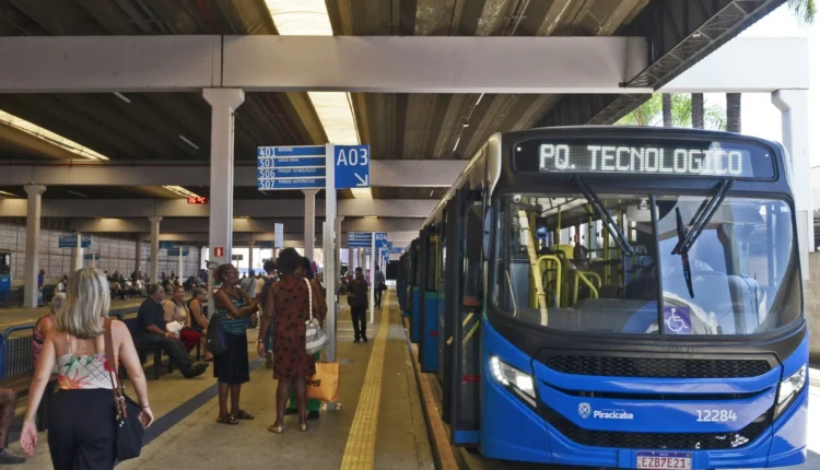 a foto mostra um ônibus em um terminal rodoviário
