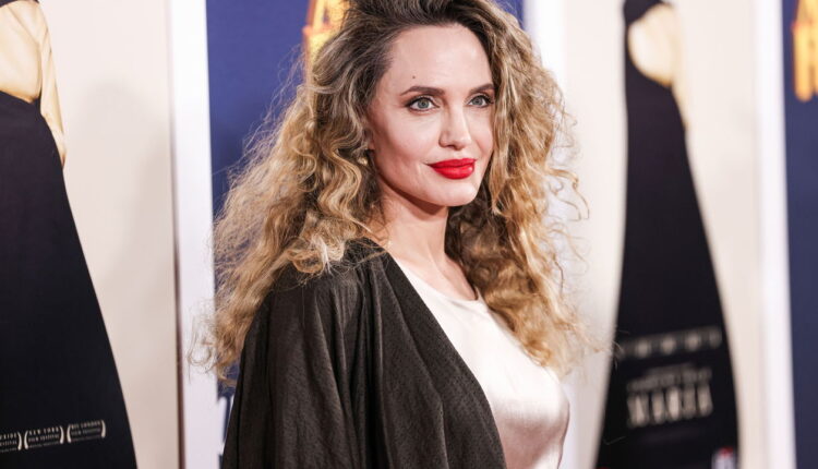 O segredo por trás da fortuna milionária de Angelina Jolie!
