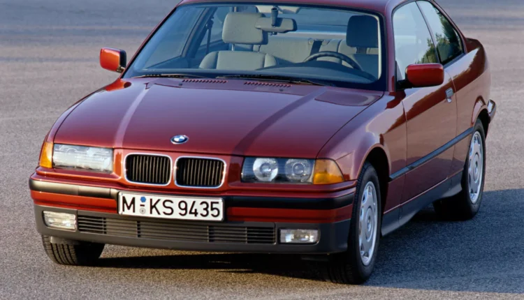 BMW sem bancos e com cadeira de jardim vira cena inusitada na Austrália