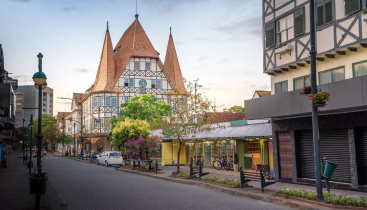 Você vai querer visitar essa cidade que parece saída de um conto europeu