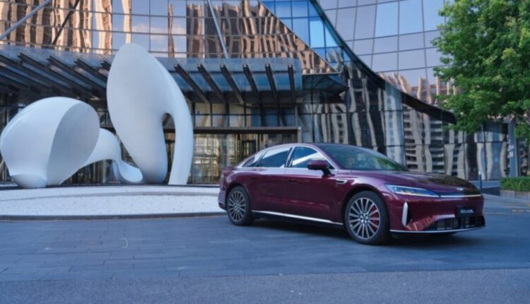 Novo sedan híbrido Chery Fulwin A9L recebe 50 mil pedidos no dia de lançamento