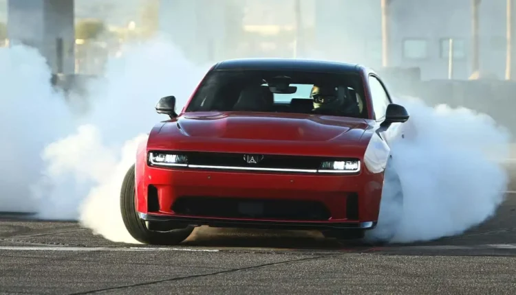 Dodge Charger com motor a combustão é flagrado em Detroit durante gravação de comercial