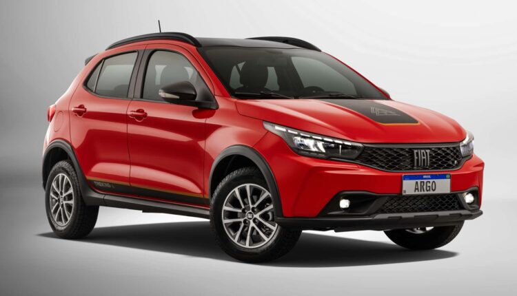 Fiat Argo Trekking 2026 volta a ter câmbio manual, mas é mais caro que o Pulse