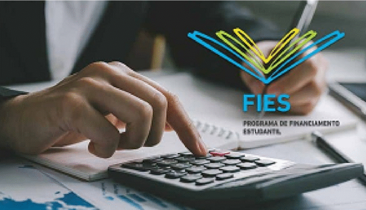 Imagem de pessoa usando calculadora e ao lado o logo do Fies
