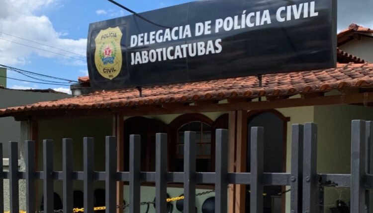 Delegacia da Polícia Civil em que filho que esfaqueou padrasto - que jogou cerveja na mãe do agressor, foi preso