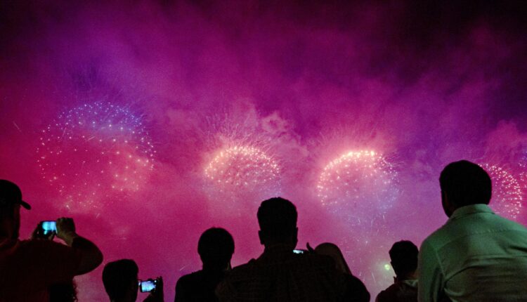 Espectadores na orla do Brooklyn assistem aos fogos de artifício sobre o East River durante a celebração anual da Macy’s em Nova York – 04/07/2023 (Amir Hamja/The New York Times)