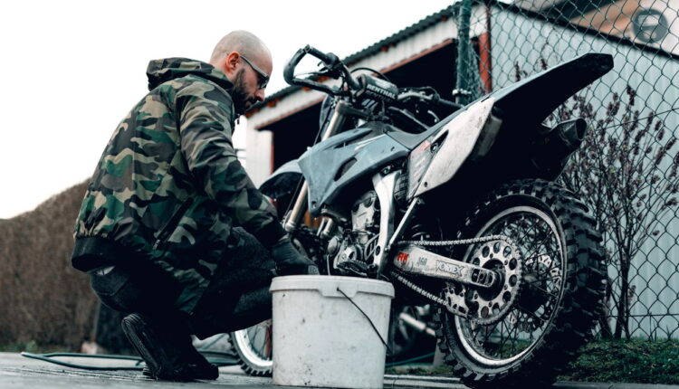 Como lavar sua moto em casa com resultado de lava-rápido!