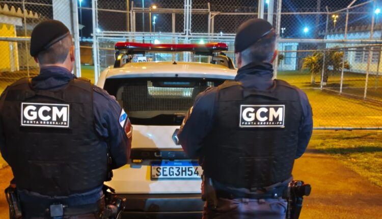 Homem com mandado de prisão tenta se esconder para não ser identificado em PG