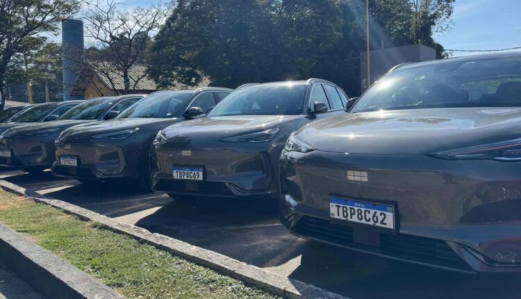 Geely EC5 chega ao Brasil contra BYD e preços partem de R$ 195.800