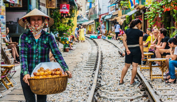 Hanói encanta visitantes com cultura vibrante, sabores exóticos e atrações históricas!