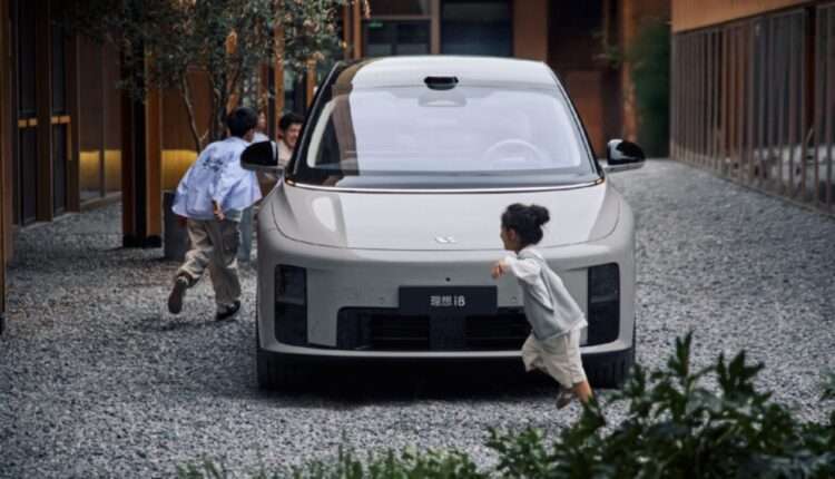 Interior do novo SUV elétrico Li i8 é revelado na China