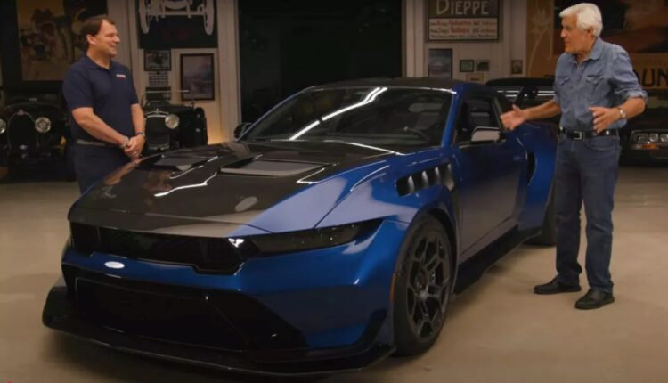 Jay Leno recebe a 12ª unidade do Ford Mustang GTD e se impressiona com os 815 cv