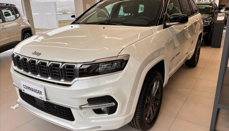 Jeep anuncia Commander Blackhawk com descontão de R$ 47.740 para CNPJ