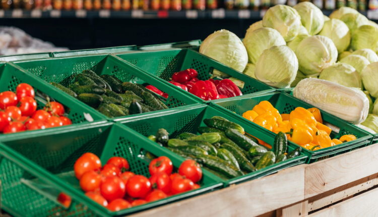 O segredo para comer melhor gastando menos está nas frutas e legumes da época