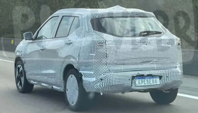 inédito Nissan Kait começa a perder camuflagens