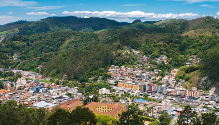 A cidade serrana do RJ que oferece clima europeu e cachoeiras