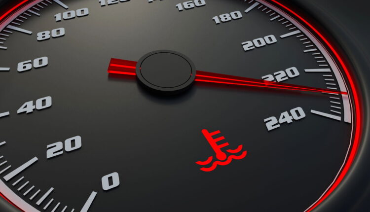 O erro mais comum ao ver o motor superaquecendo pode acabar com o carro!