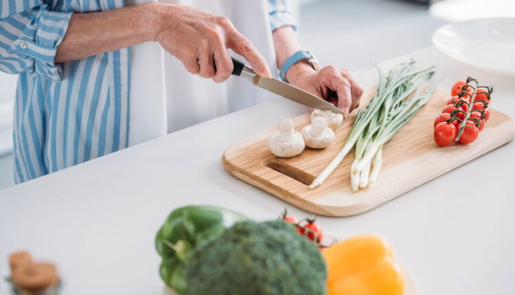 Cozinhar em casa é a forma mais econômica e saudável de se alimentar