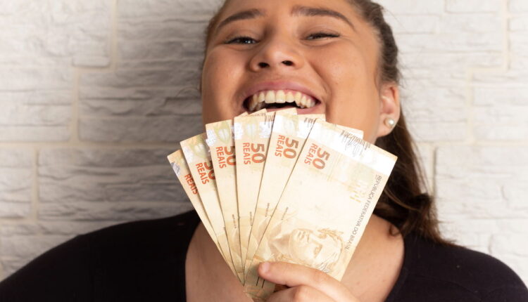 Trabalhadores comemoram nova chance de sacar mais do FGTS