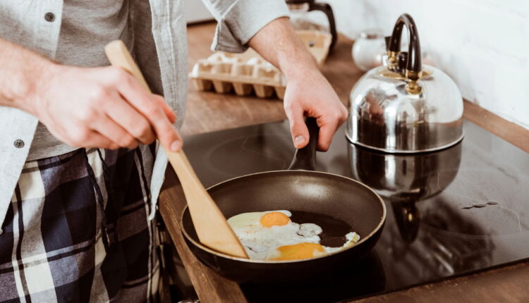 Você pode cozinhar bem gastando menos do que imagina com essas substituições