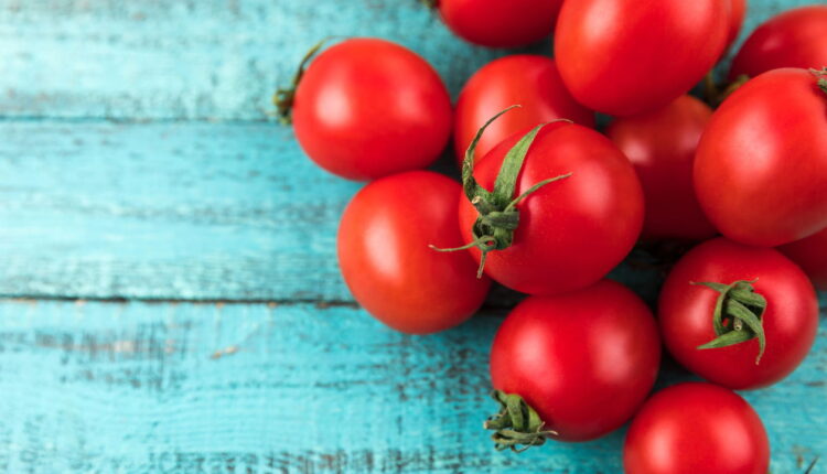 O tomate saiu da roça a R$2,50, mas você paga R$10 por ele