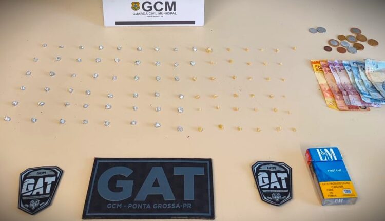 Carteira de cigarro esconde 50 pedras de crack e homem é preso no Centro de PG