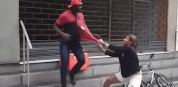 Ex-atleta que atacou entregadores com coleira é condenada por racismo