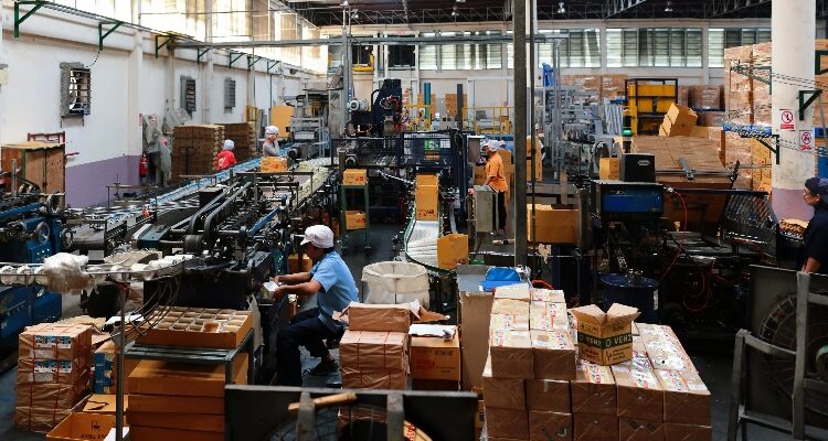 Payroll forte nos EUA em junho reduz aposta de corte de juros
