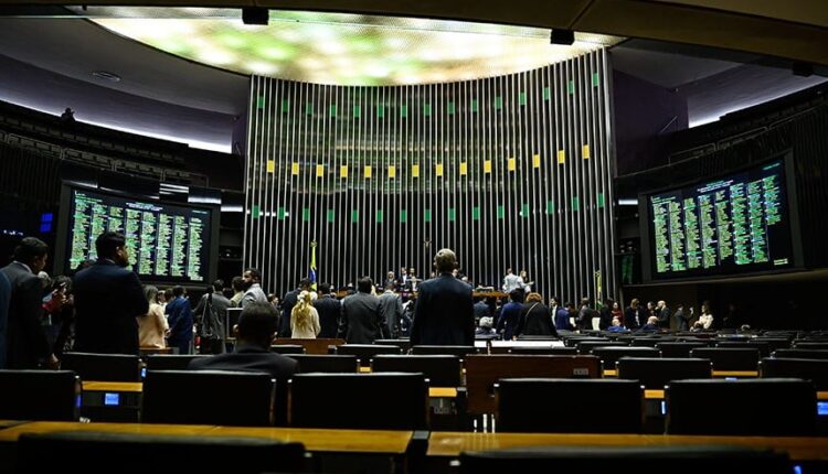 Derrubada do IOF é reflexo da luta de classes e demonstra interesses no Congresso, dizem especialistas