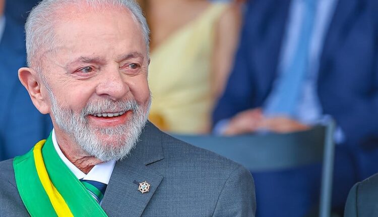Escola estreia na elite do Carnaval com enredo sobre Lula