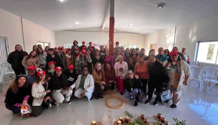 Ministra das Mulheres visita assentamento atingido pelas enchentes em Eldorado do Sul