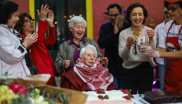 'Guardiã da história de luta do Brasil': centenário de Clara Charf é celebrado por família e amigos em São Paulo (SP)