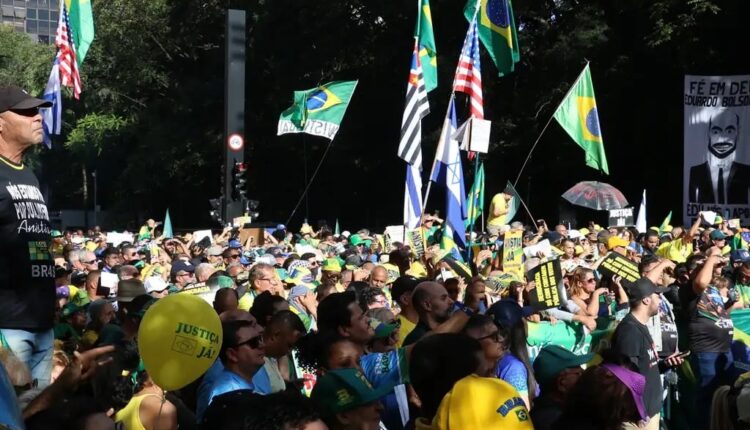 'Meu visto jamais será cassado': direita faz ato contra Moraes e pró-Trump após Bolsonaro virar alvo de ação da PF