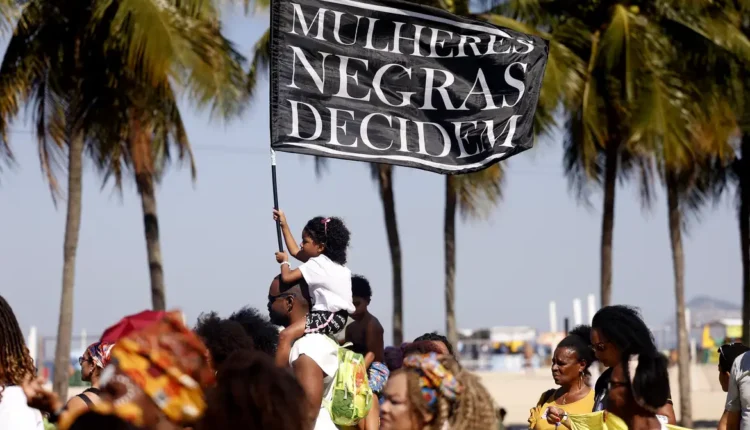 Mulheres negras promovem ato político por justiça social em Copacabana
