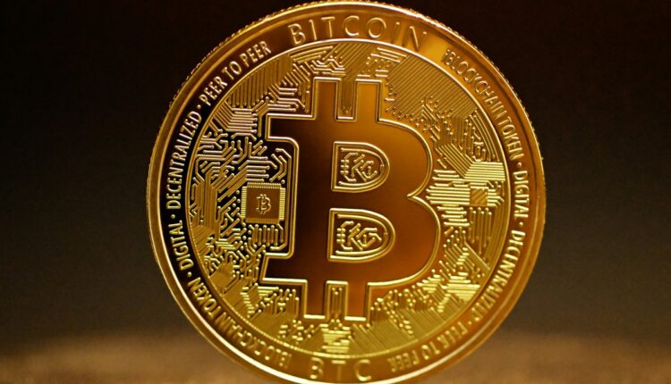 Bitcoin renova máxima histórica e é negociado a US$ 113 mil | Criptomoedas