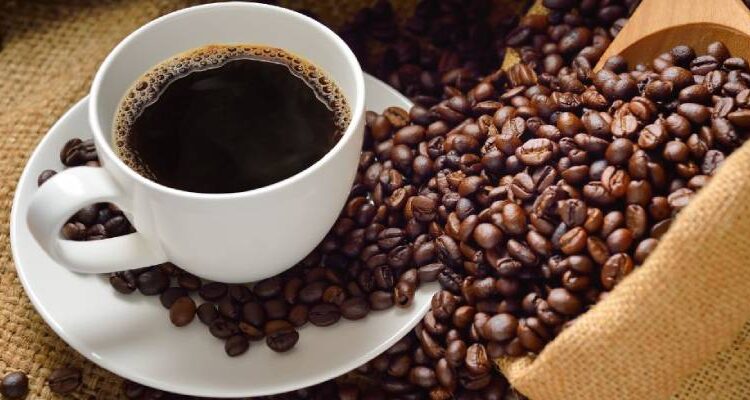 Colheita de café avança e clima pressiona commodities agrícolas