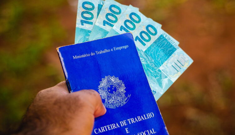 Trabalhadores comemoram reajuste histórico no salário mínimo