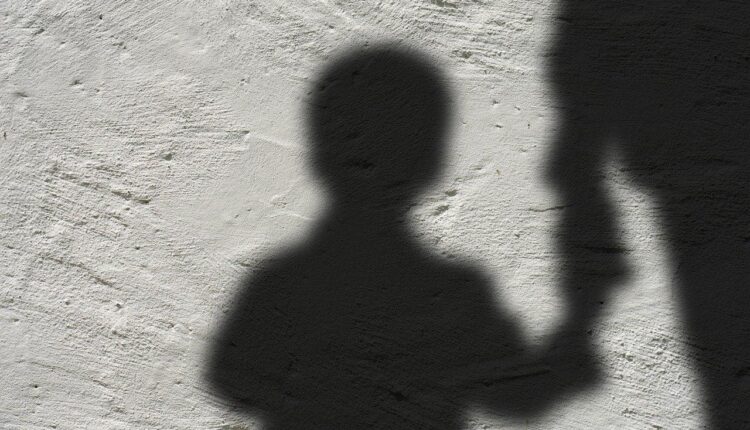 Homem 'apaga' em bar e abandona filho no Centro de BH