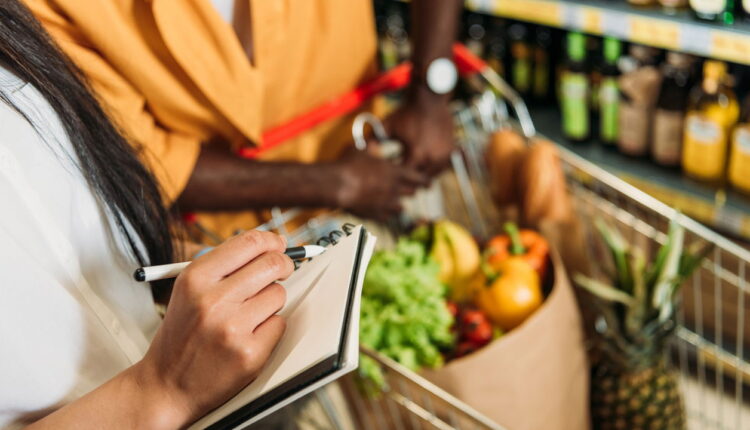 5 estratégias para montar uma lista de compras que evita desperdício e economiza dinheiro